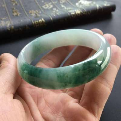 皮殼有色帶，切開(kāi)果然驚艷 一塊翡翠原石的逆襲之路
